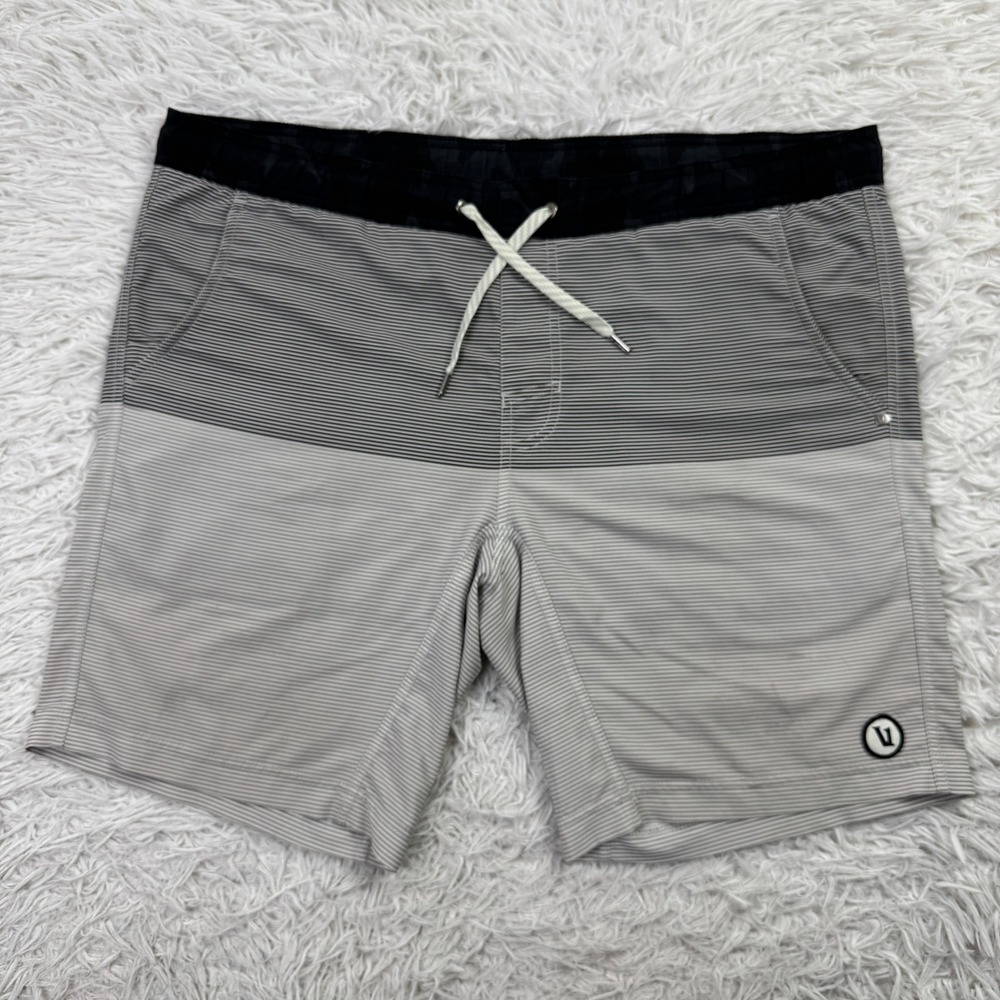 Vuori Shorts Mens 40 Gray Striped Kore Lined 9" Performance Gym Stretch Active